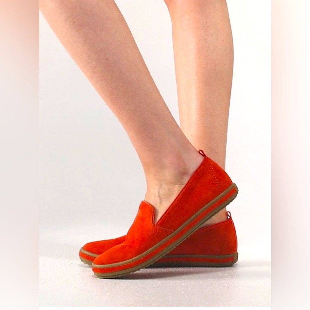 BILL BLASS Sutton-Suede Slip ons size 6 worn once perfect condition